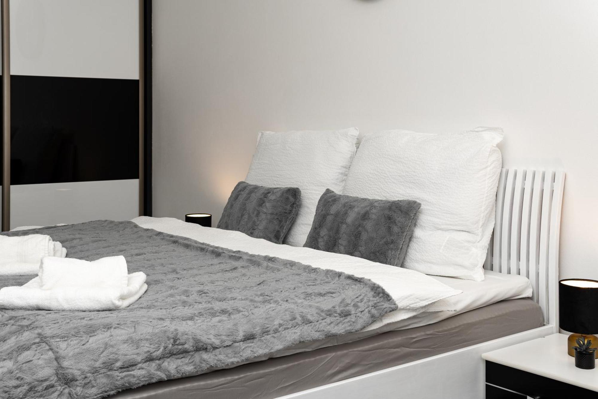 Bnb New Beautiful Apartment In The Center Of Ostrava With Option Garage Parking エクステリア 写真
