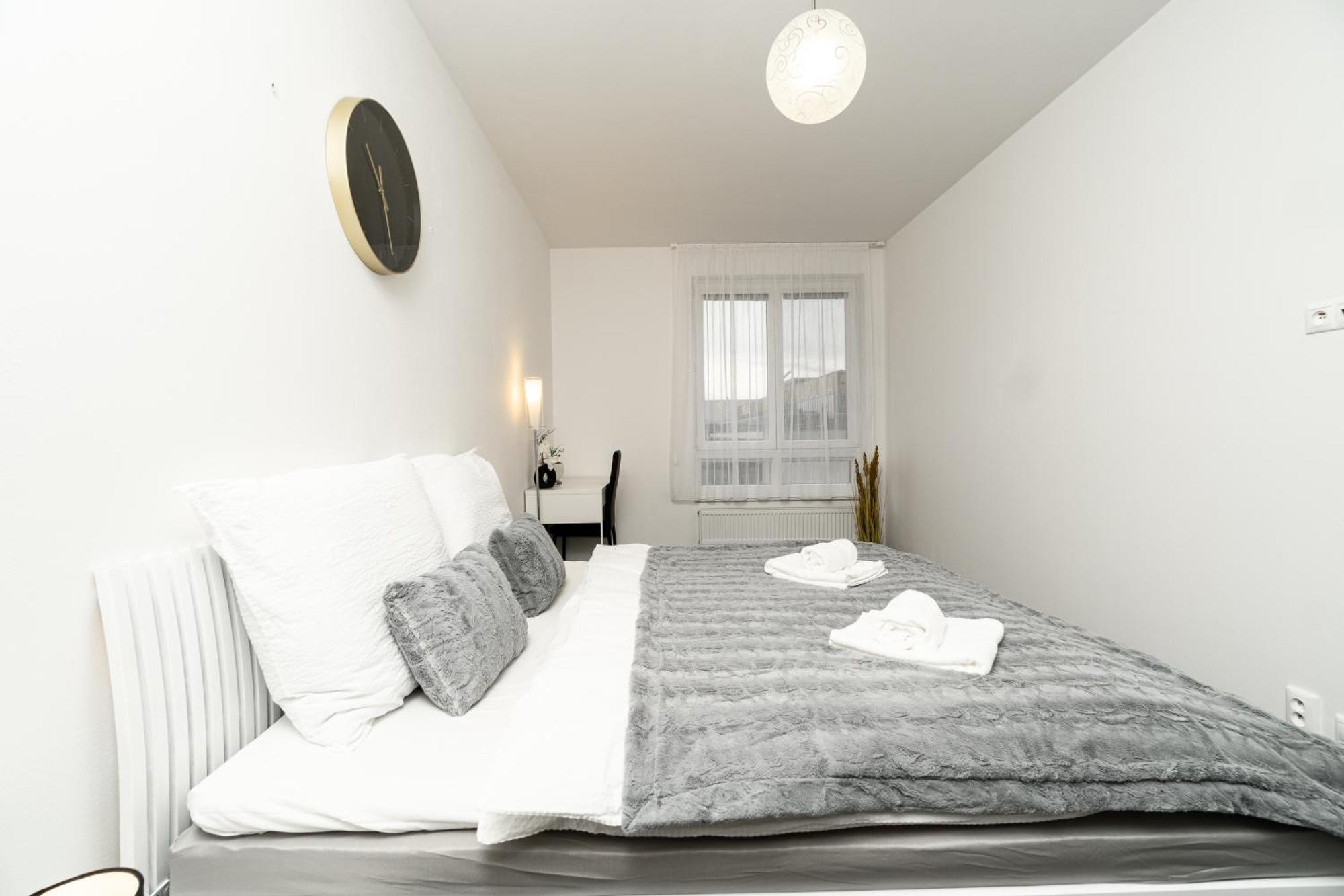 Bnb New Beautiful Apartment In The Center Of Ostrava With Option Garage Parking エクステリア 写真