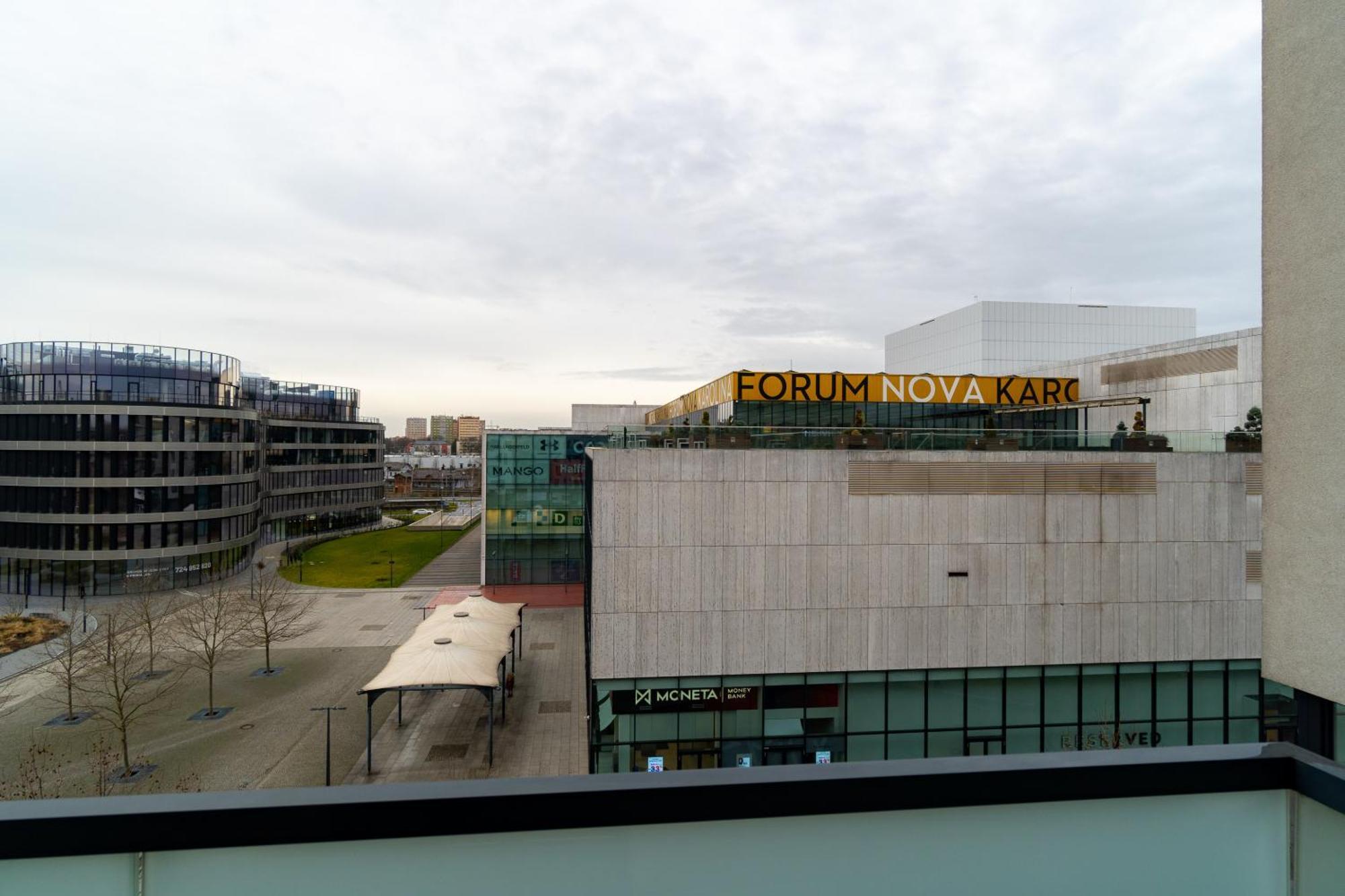 Bnb New Beautiful Apartment In The Center Of Ostrava With Option Garage Parking エクステリア 写真