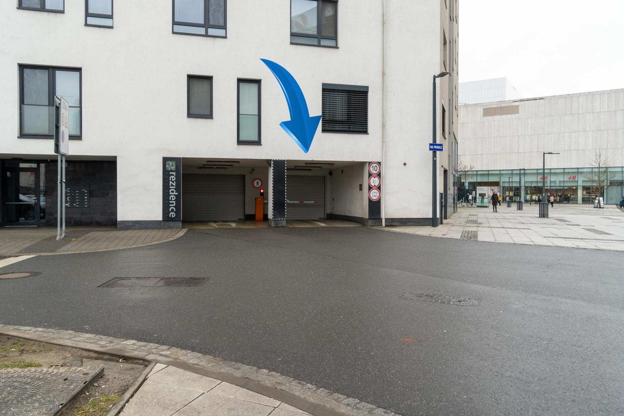 Bnb New Beautiful Apartment In The Center Of Ostrava With Option Garage Parking エクステリア 写真