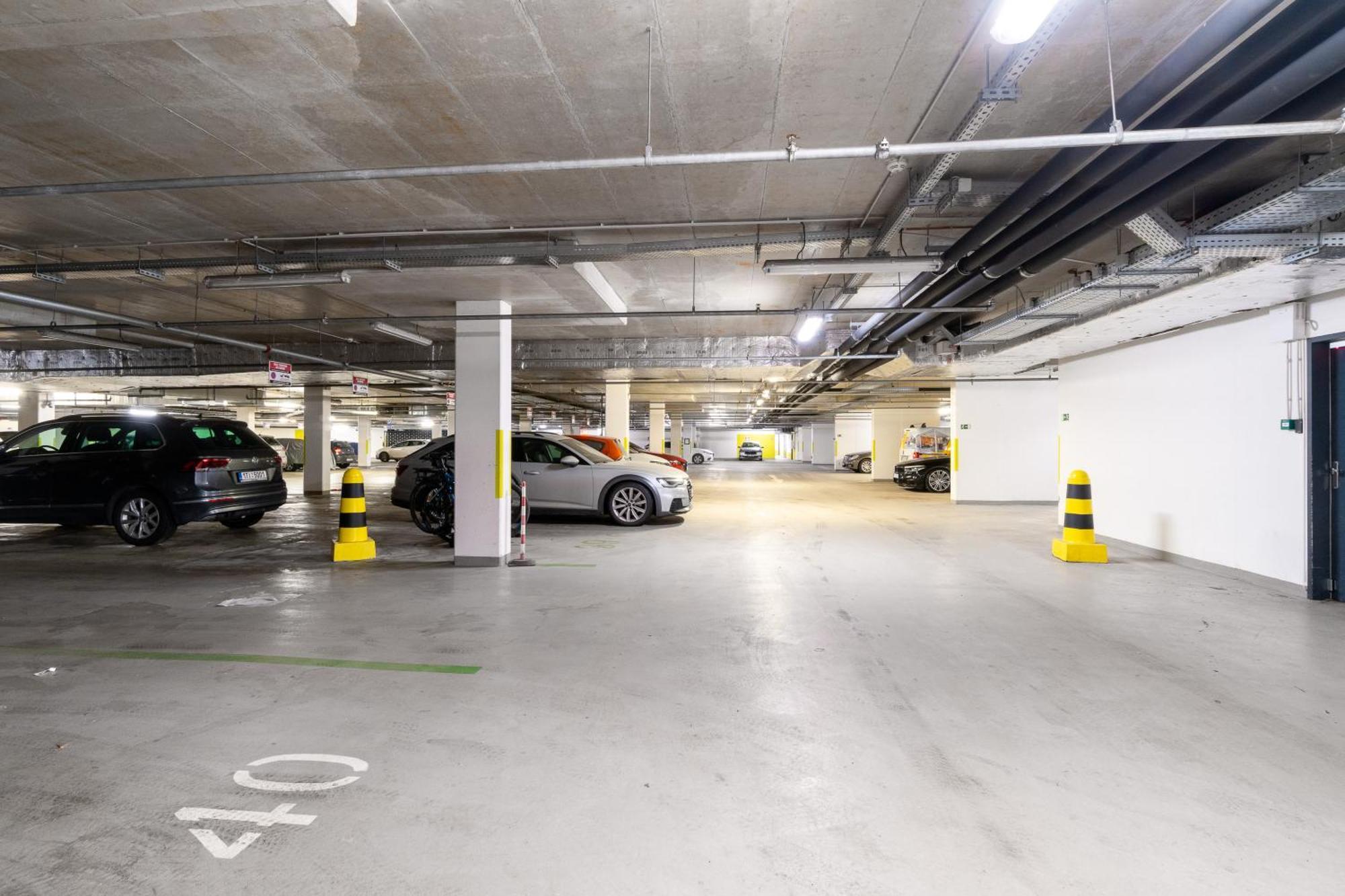 Bnb New Beautiful Apartment In The Center Of Ostrava With Option Garage Parking エクステリア 写真