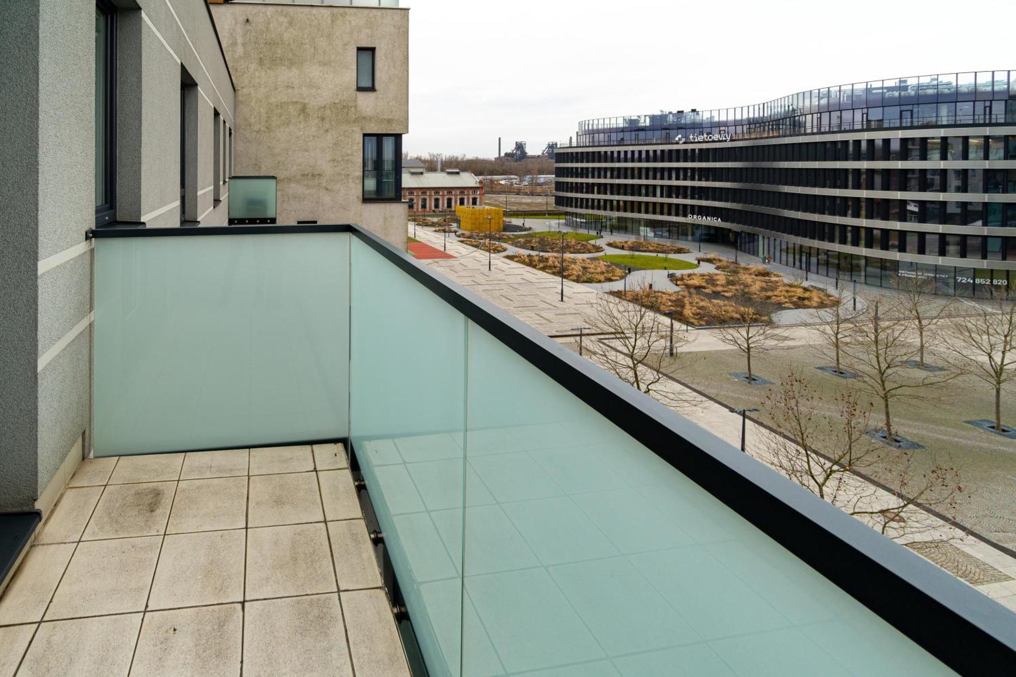 Bnb New Beautiful Apartment In The Center Of Ostrava With Option Garage Parking エクステリア 写真