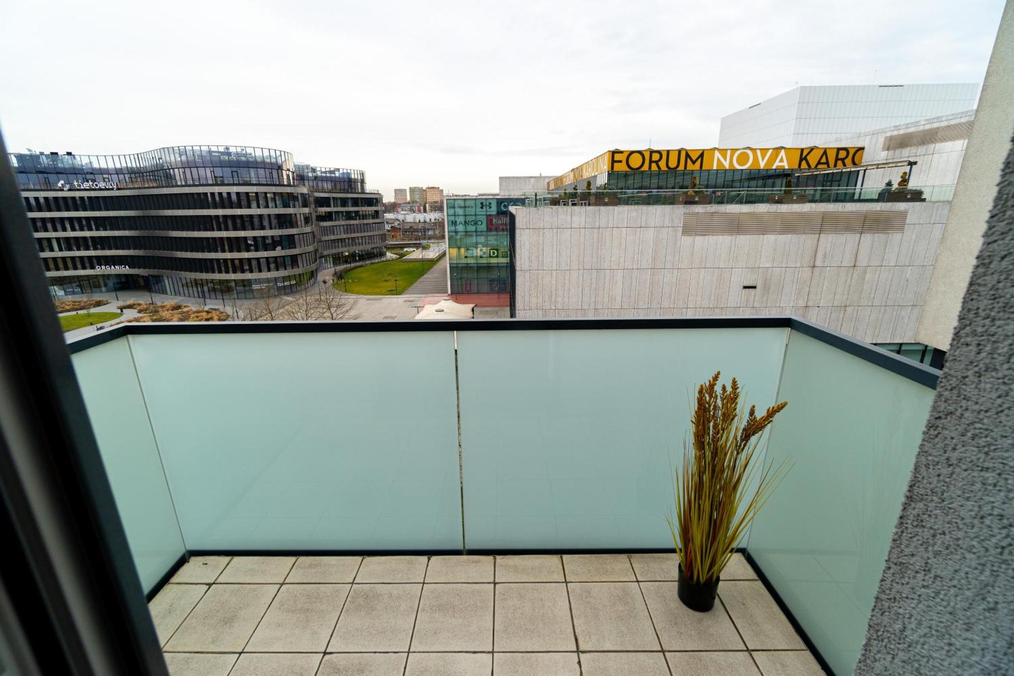 Bnb New Beautiful Apartment In The Center Of Ostrava With Option Garage Parking エクステリア 写真