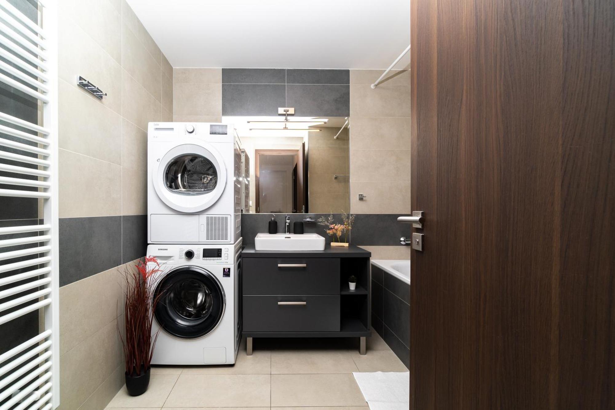 Bnb New Beautiful Apartment In The Center Of Ostrava With Option Garage Parking エクステリア 写真